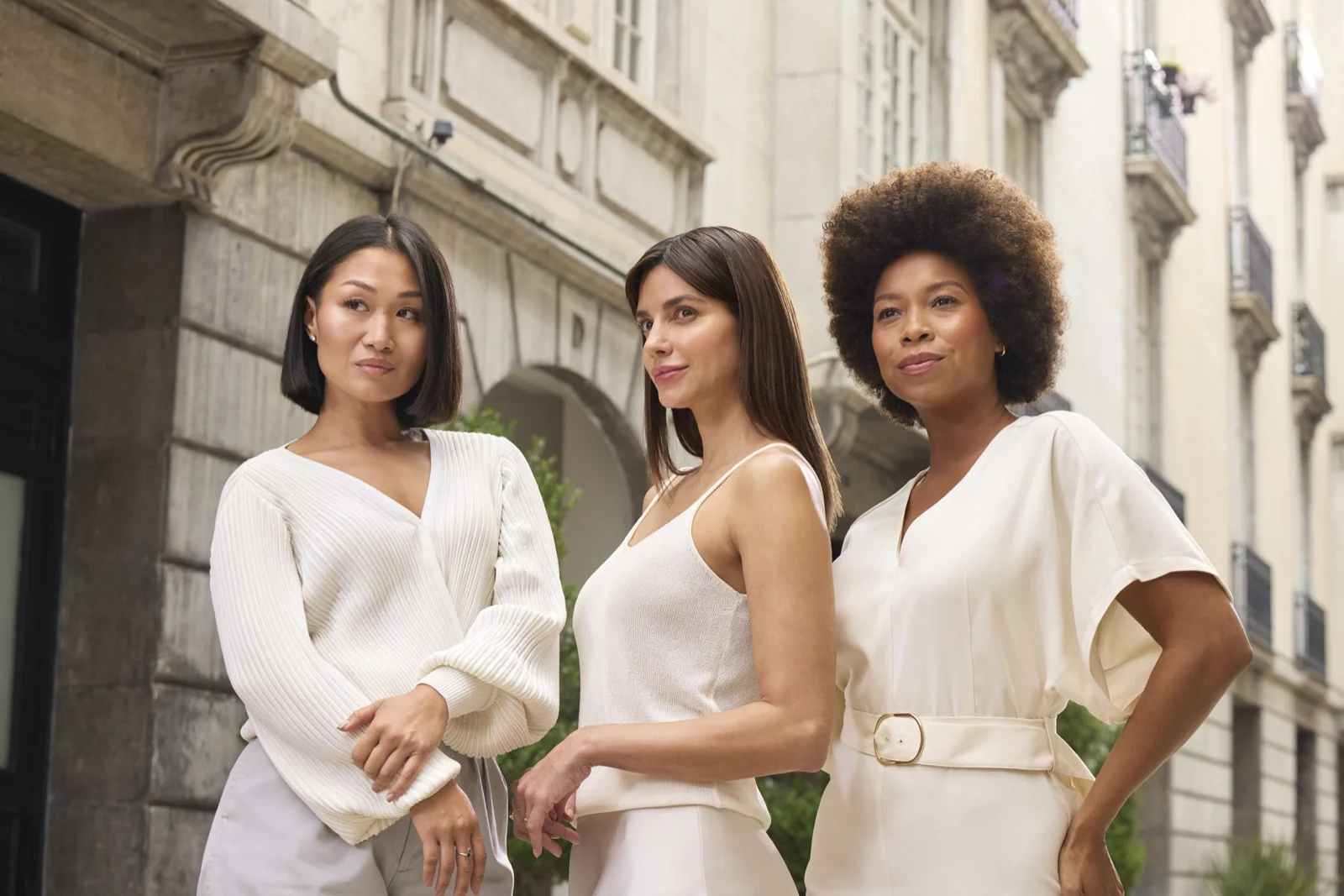 Femmes souriantes en groupe, visuel RADIESSE®